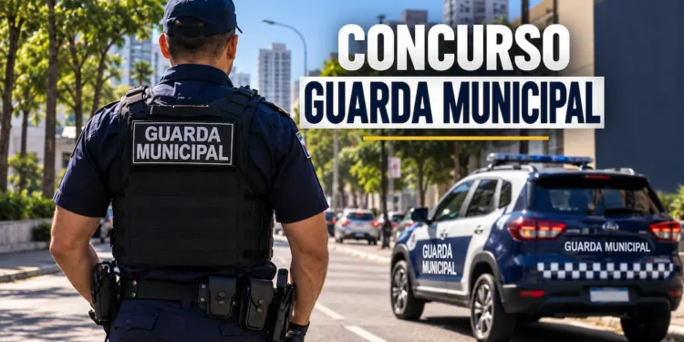 Guarda Municipal de costas em rua urbana ao lado de viatura, representando o concurso.