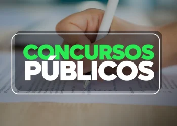 Mão preenchendo formulário representa a abertura das inscrições do concurso da Prefeitura de Conselheiro Pena, prevista para maio