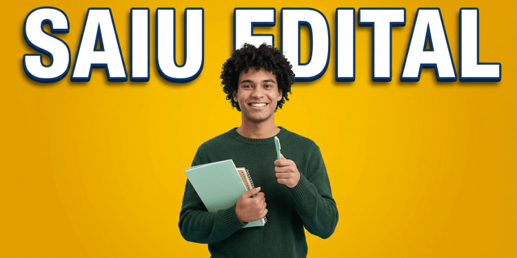 Jovem negro sorridente, cabelo crespo, suéter verde, segura cadernos e caneta em fundo amarelo com texto "Saiu Edital"