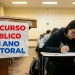 Pessoa escrevendo prova em concurso público durante o ano eleitoral.