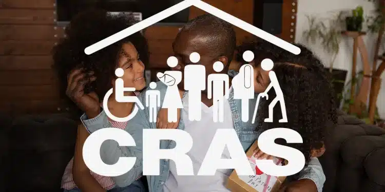 Família reunida na sala de casa com logotipo do CRAS em destaque, representando o papel do Centro de Referência de Assistência Social no atendimento a pessoas em situação de vulnerabilidade e as oportunidades de concurso público em 2026
