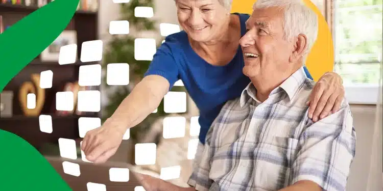 Casal de idosos sorrindo consultando notebook com elementos visuais do INSS