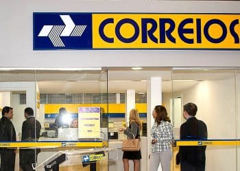 Agência dos Correios com atendimento ao público e divulgação do programa Jovem Aprendiz 2026.