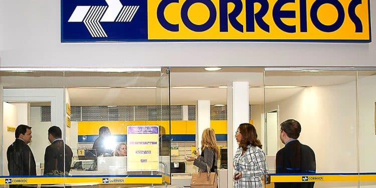Agência dos Correios com atendimento ao público e divulgação do programa Jovem Aprendiz 2026.