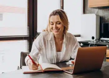 Mulher estudando online com notebook para fazer cursos e aumentar a renda