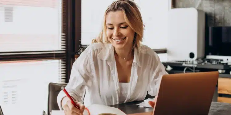 Mulher estudando online com notebook para fazer cursos e aumentar a renda