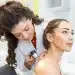 Dermatologista examinando a pele de uma paciente com dermatoscópio durante avaliação clínica.