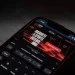 Tela de smartphone exibindo aplicativo de apostas esportivas com odds de futebol, basquete, e-sports e MMA
