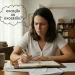 Mulher pensando sobre a dúvida entre 'exceção' e 'excessão' enquanto estuda em um ambiente tranquilo.