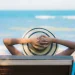 Pessoa relaxando em cadeira de praia durante período de folga prolongada por novo feriado