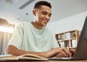 Jovem utilizando notebook representando as inscrições online para os cursos gratuitos de capacitação profissional.