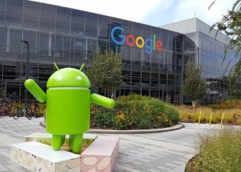 Estátua do Android em frente à sede do Google com logomarca colorida ao fundo — Gmail permite alterar endereço de e-mail sem modificar dados