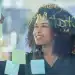 Profissional analisando dados e criando soluções no escritório para melhorar habilidades essenciais no mercado de trabalho em 2027.