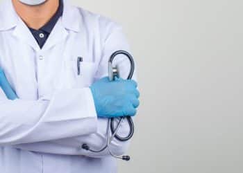 Médico com jaleco e estetoscópio simbolizando profissionais avaliados no Revalida 2026/1.