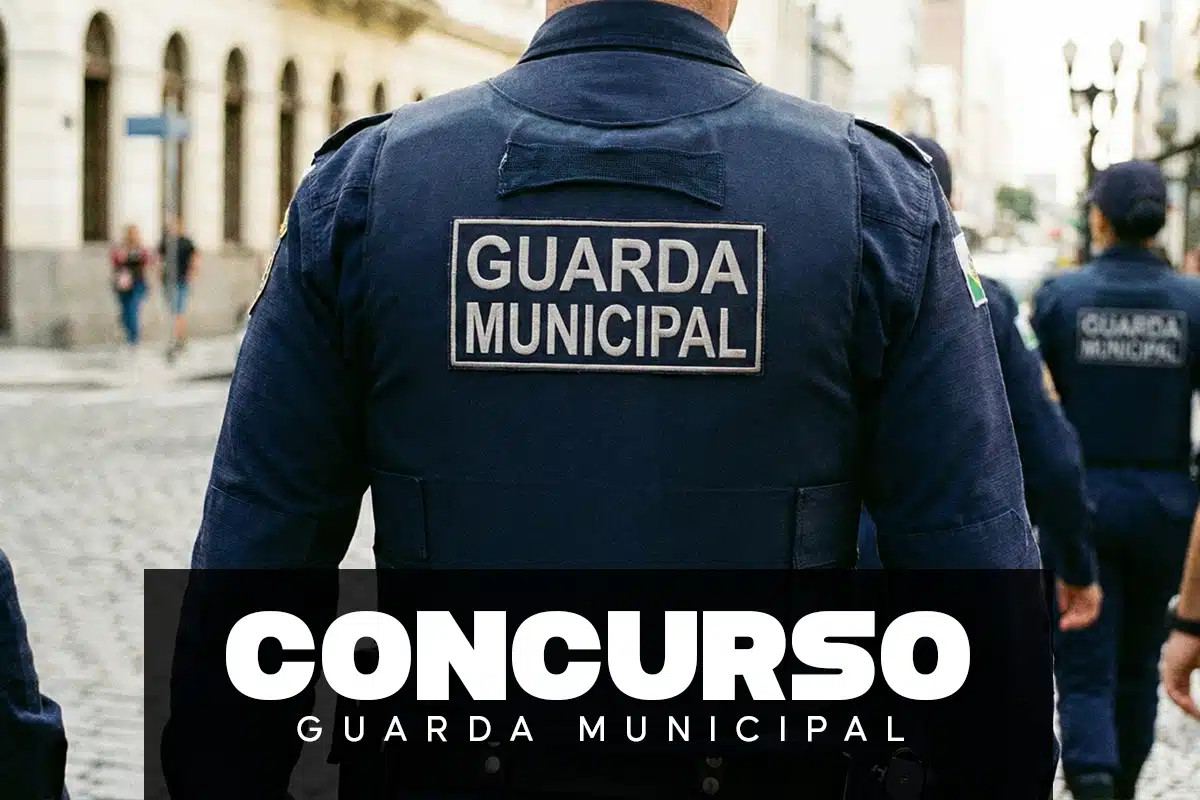 Guardas municipais fardados vistos de costas durante patrulhamento em rua urbana com texto Concurso Guarda Municipal