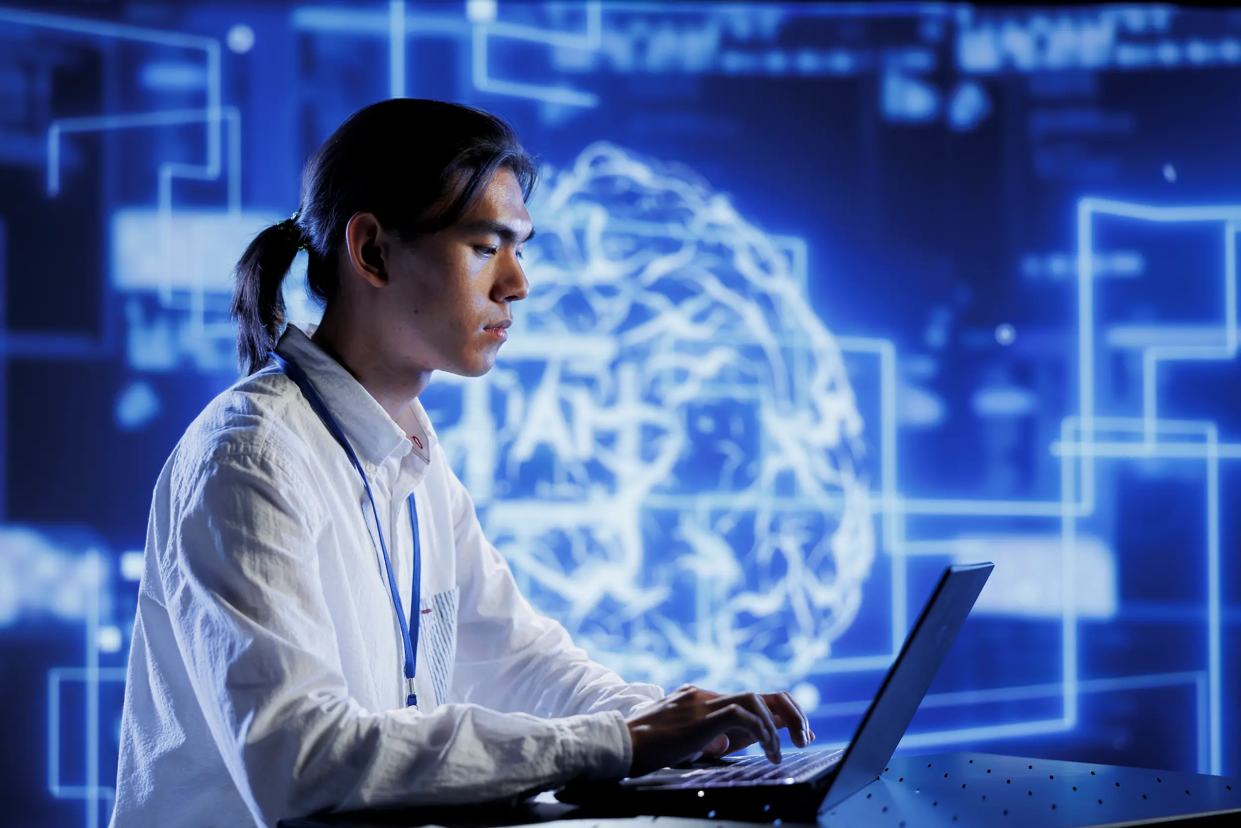 Profissional de inteligência artificial trabalhando em notebook com visualização de rede neural e análise de dados avançados.