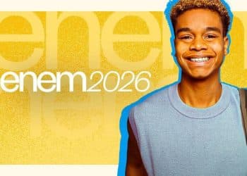 Estudante sorridente com mochila ao lado da identidade visual oficial do Enem 2026, em fundo amarelo, representando a campanha do exame.