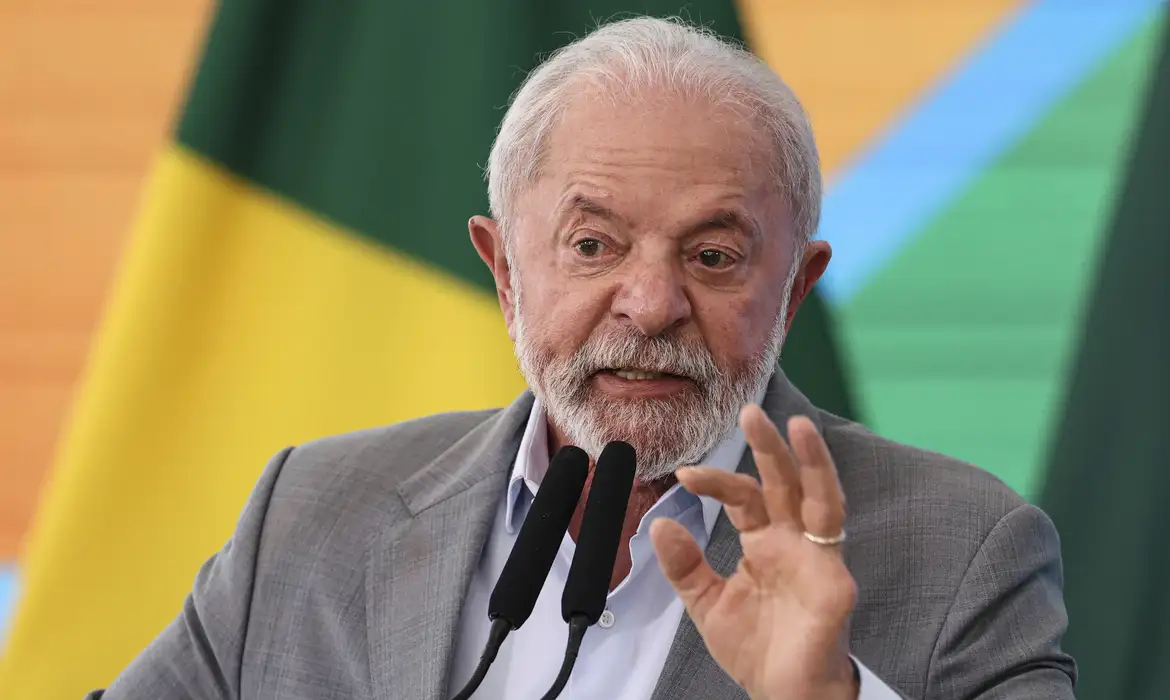 Presidente Lula durante discurso criticando a taxação sobre compras internacionais de baixo valor.