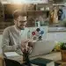Profissional trabalhando remotamente em casa, analisando dados e se adaptando às novas exigências do mercado de trabalho.