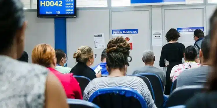 Fila de pessoas aguardando atendimento para perícia médica do INSS, representando o mutirão que acontecerá neste fim de semana.