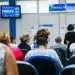 Fila de pessoas aguardando atendimento para perícia médica do INSS, representando o mutirão que acontecerá neste fim de semana.