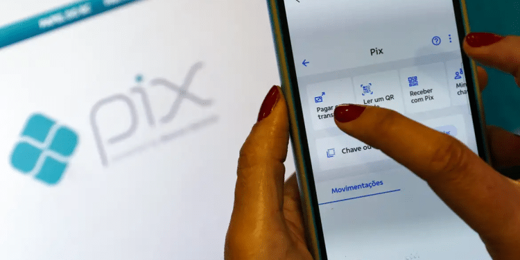 Mão feminina toca tela de celular no menu Pix com opções pagar, ler QR code e receber