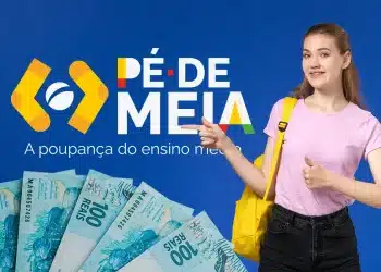 Estudante apontando para logo do programa Pé-de-Meia com notas de 100 reais representando pagamento de abril de 2026