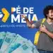Estudante sorridente com mochila amarela aponta para o logotipo do Pé-de-Meia 2026, ao lado de cédulas de R$ 100, em fundo azul.