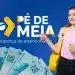 Estudante sorridente ao lado da logomarca do programa Pé-de-Meia e notas de R$ 100 espalhadas.