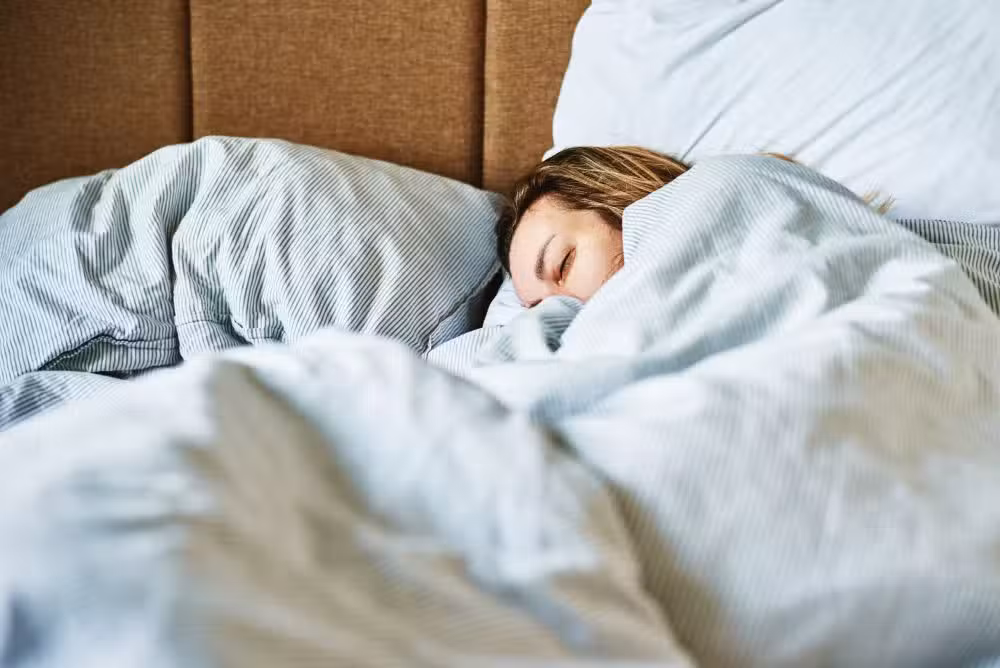 Pessoa com problemas para dormir, representando os sinais de alerta do corpo relacionados à privação de sono e à dívida de sono acumulada