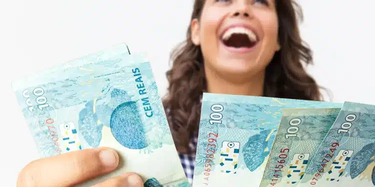 Pessoa sorrindo segurando notas de cem reais, representando oportunidades de profissões bem pagas sem necessidade de faculdade.