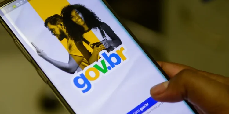 Celular exibe a tela do aplicativo Gov.br, canal digital utilizado para a Prova de Vida do Previ-Rio