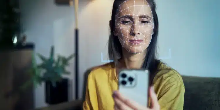 Mulher usando smartphone com reconhecimento facial, processo de verificação digital de identidade.