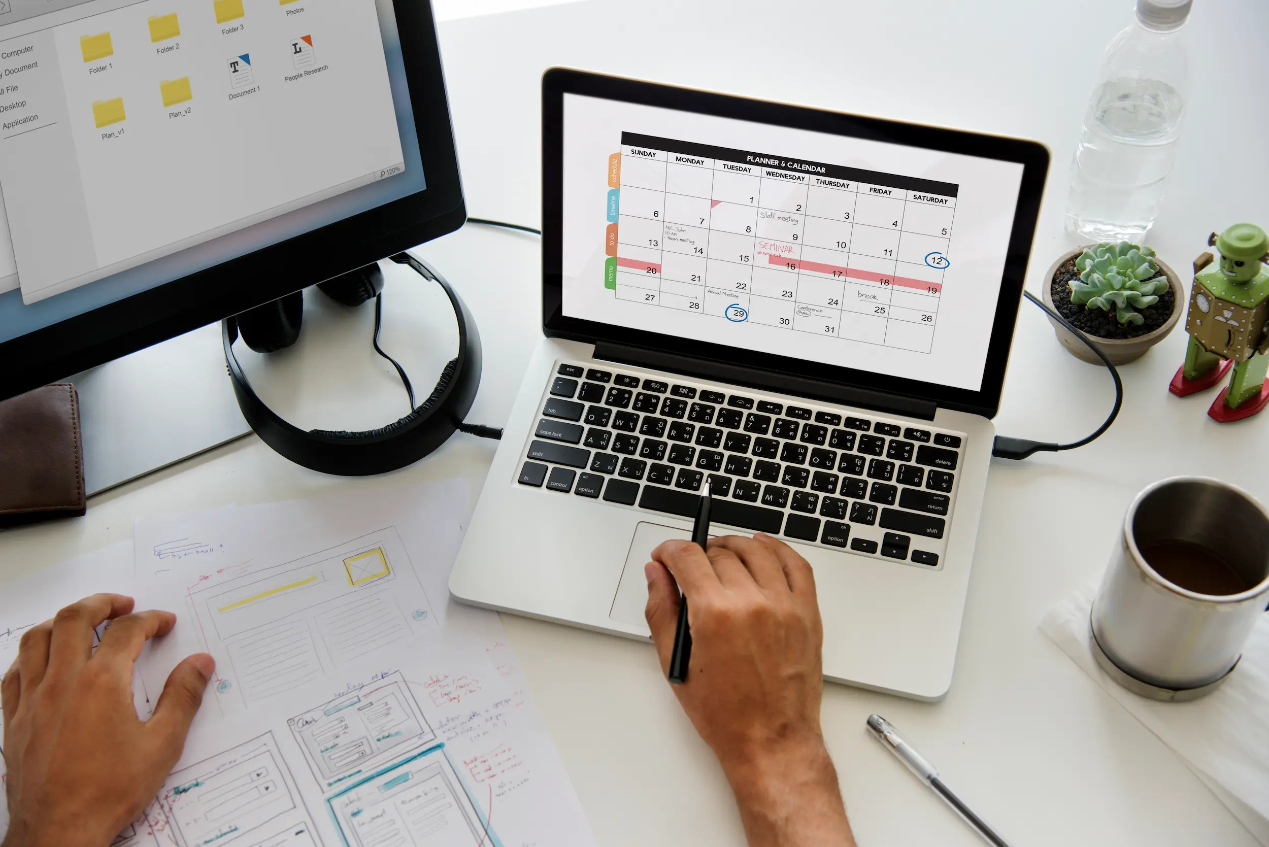 Trabalhador consulta calendário no notebook para conferir o feriado de 1º de maio.