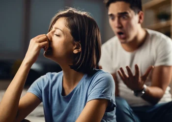 Pessoa em uma discussão emocionalmente tensa em uma relação, com uma mulher expressando frustração e o homem gritando, ilustrando um possível ambiente tóxico.