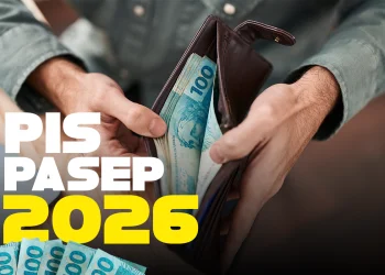 Pessoa abrindo carteira com notas de dinheiro, representando consulta de valores antigos do PIS/Pasep entre 1971 e 1988.