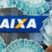Cédulas de 100 reais em frente à agência da CAIXA, ilustrando o saque de R$ 6.220 para brasileiros.
