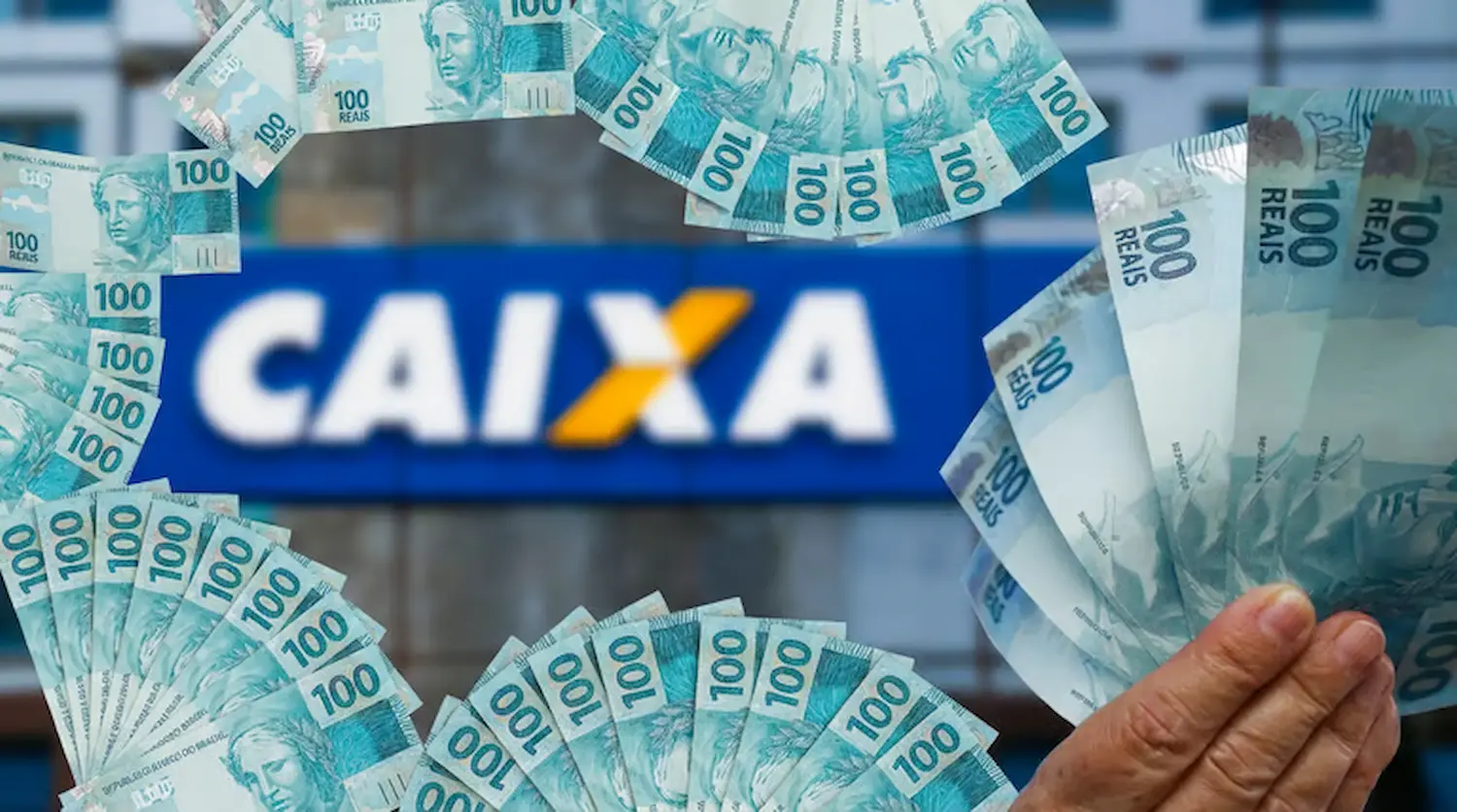 Cédulas de 100 reais em frente à agência da CAIXA, ilustrando o saque de R$ 6.220 para brasileiros.