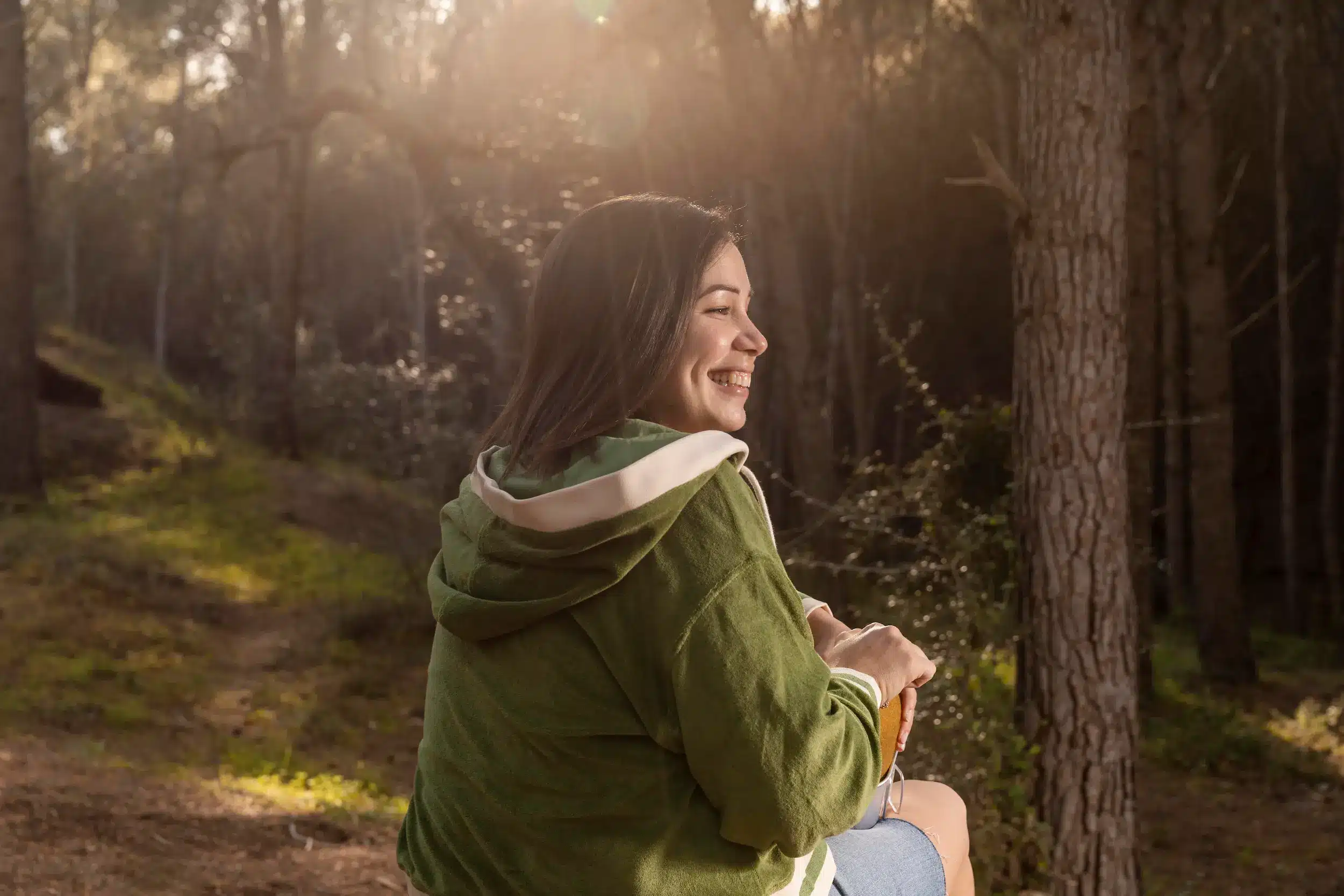 Mulher em momento de quietude na natureza, representando pausa mental, reflexão e organização dos pensamentos.