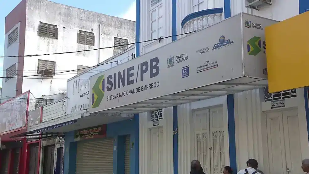 Fachada da unidade do SINE-PB com letreiro do Sistema Nacional de Emprego e logos do Governo da Paraíba e do Ministério do Trabalho.