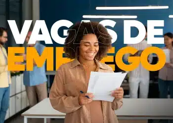 Mulher negra sorridente com cabelo cacheado segura documentos em escritório moderno com texto “Vagas de Emprego”.