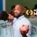 Estudante segurando cofre rosa ao lado de notas de R$ 100, representando os valores financeiros recebidos ao longo do ano pelo programa Pé-de-Meia 2026