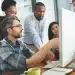 Grupo de pessoas em uma reunião de trabalho, representando a votação da Comissão de Constituição e Justiça (CCJ) sobre a escala 6x1