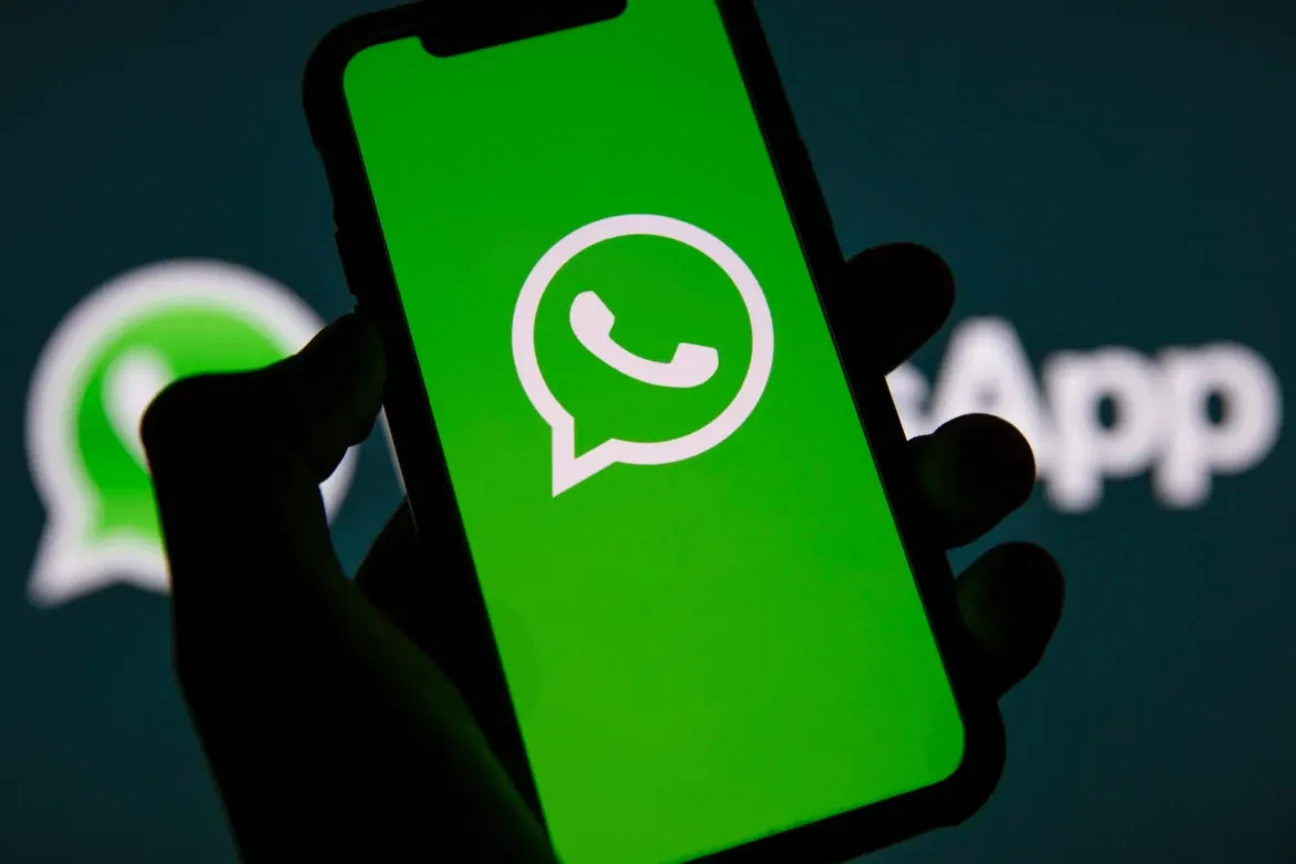 Tela de celular exibindo o logo do WhatsApp, ilustrando mudança de compatibilidade em Androids antigos.