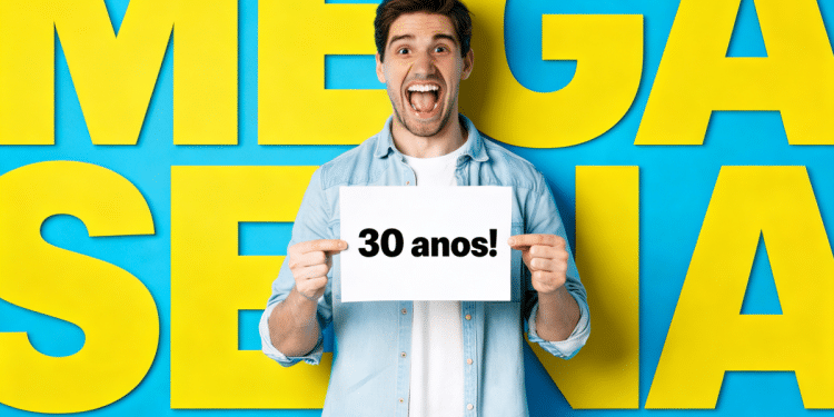 Homem jovem comemora segurando placa "R$ 150 milhões" com fundo azul e amarelo escrito "MEGA-SENA".
