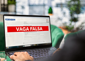 Nome "VAGA FALSA" destacado na tela do notebook.