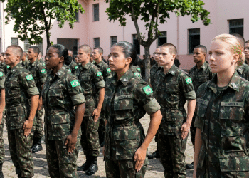 Alunos em formação militar no pátio.
