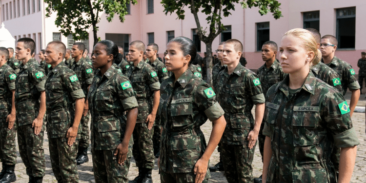 Alunos em formação militar no pátio.