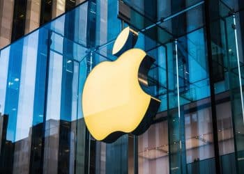 Cubo de vidro da Apple com logo iluminado.