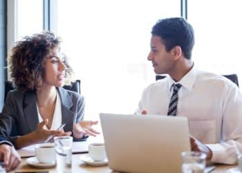 Reunião de negócios entre profissionais em escritório moderno.
